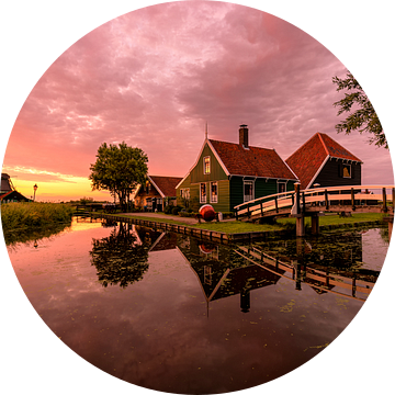 A memorable sunset at the windmill village van Costas Ganasos