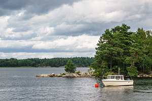 Schärengarten an der schwedischen Küste vor Stockholm