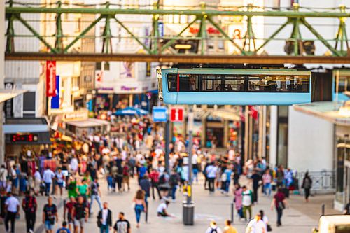 Über der Menge: Wuppertal's schwimmende Ikone