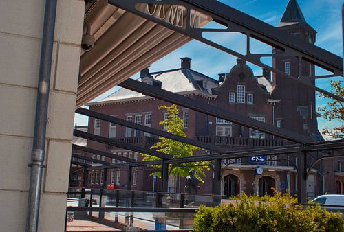 Leegte op een terras aan de overkant van het treinstation