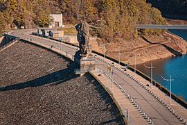 Muur van de Gileppe stuwdam (België) van Rob Boon
