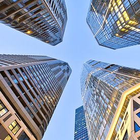 Look up in der Skyline der modernen Metropole Frankfurt am Main von Fotos by Jan Wehnert