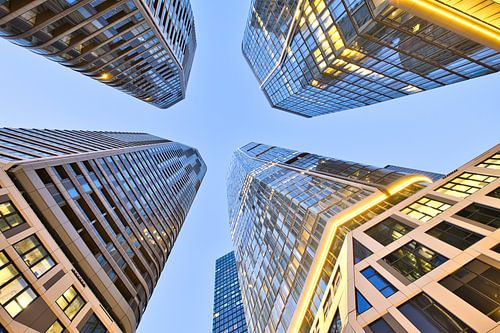 Look up in der Skyline der modernen Metropole Frankfurt am Main von Fotos by Jan Wehnert