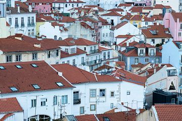 Kijk op oude centrum Alfama Lissabon van Sander Groenendijk