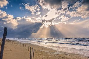 Strand met de Noordzee en zijn wolken van eric van der eijk