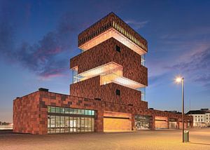 Beleuchtet MAS Museum in der Dämmerung mit gepflasterten Straße, Antwerpen 2 von Tony Vingerhoets