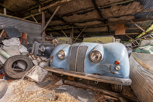 Verlaten oldtimers ergens in het Verenigd Koninkrijk