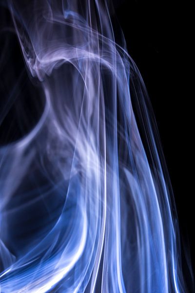 Witte en blauwe rook tegen een zwarte achtergrond van Robert Wiggers