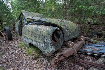 Auto kerkhof in bos in Ryd, Zweden van Joost Adriaanse