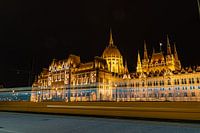 Das ungarische Parlament am Abend