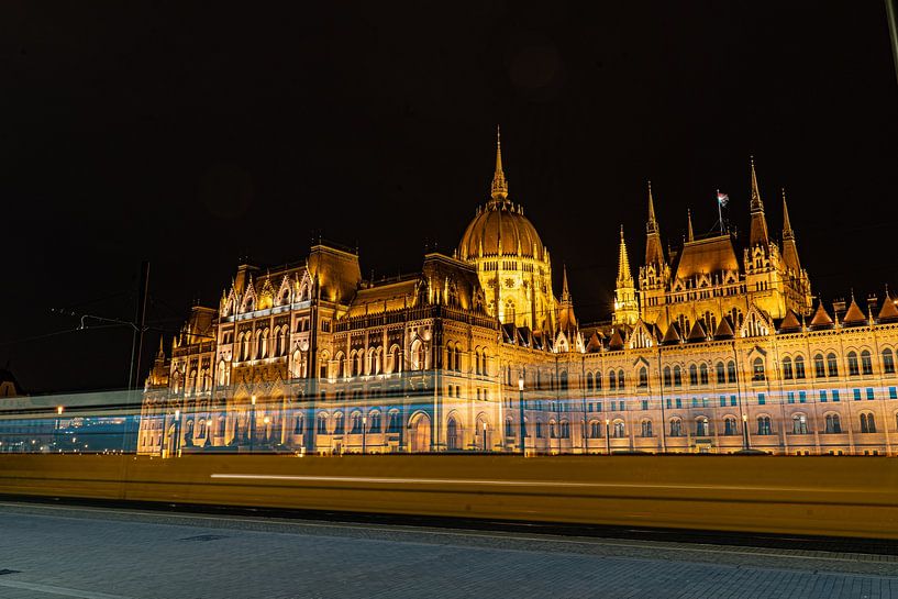 Das ungarische Parlament am Abend von Akos Terdik