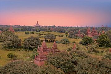 Luchtfoto van oude tempels in het landschap van Bagan in Myanmar Azie van Eye on You