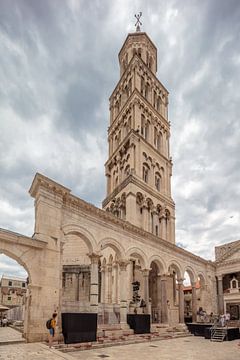 Toren van de kathedraal van Sint Domnius in centrum van Split in Kroatië