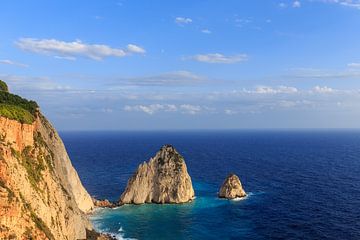Uitzicht op zee met een rotsformatie op het eiland Zakynthos in Griekenland van Matthijs de Rooij