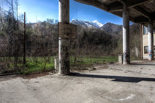 verlaten basketbalveld op een school in italie
