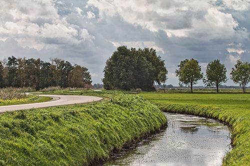 Weggetje en slootje in Groningen