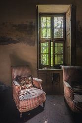 Een leeshoekje in een vervallen gebouw