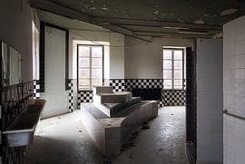 Abandoned Bathroom. by Roman Robroek - Photos of Abandoned Buildings