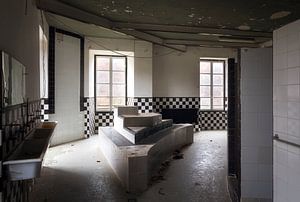 Verlaten Badkamer in een Kasteel. van Roman Robroek - Foto's van Verlaten Gebouwen