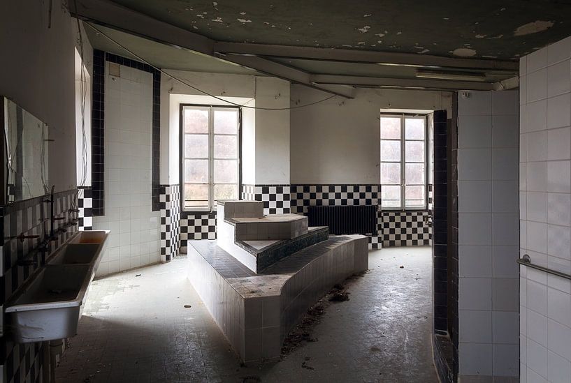 Salle de bain abandonnée. par Roman Robroek - Photos de bâtiments abandonnés
