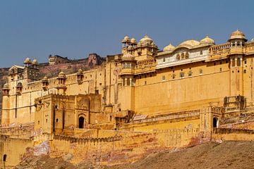 Amber Fort bij Jaipur in India van Roland Brack