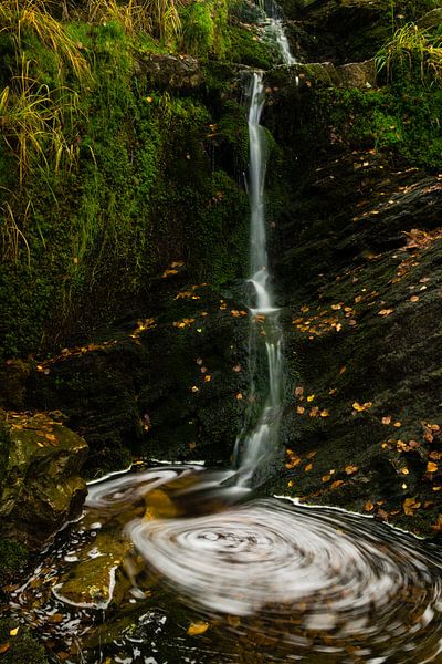 kleiner Bach mit drehendem Wasserfall von Francois Debets