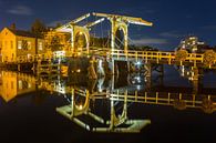 Rembrandtbrug met reflectie in het water van de rijn in Leiden van Marcel van den Bos thumbnail