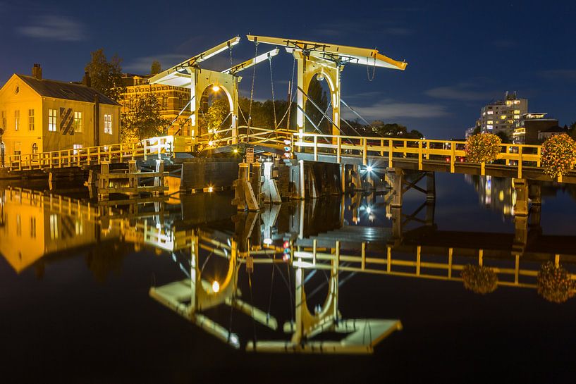 Rembrandt-Brücke und Reflexion in Leiden von Marcel van den Bos