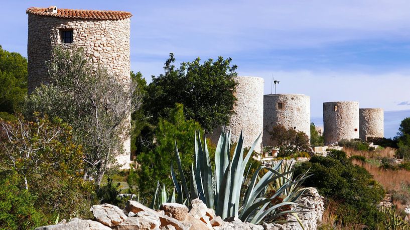 Molins de la Plana op een bergrug in de omgeving van Javea in Spanje van Gert Bunt