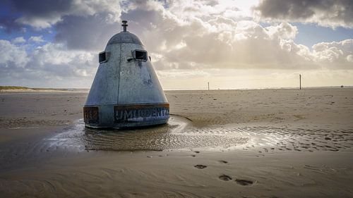 Een boei in IJmuiden tijdens de storm.