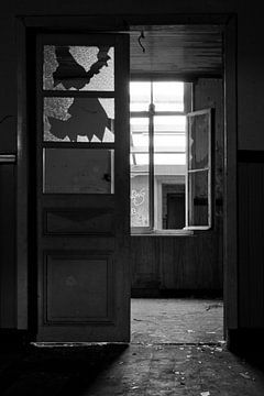 Gebrochene Fenster in einem verlassenen Haus von Jacqueline Groot