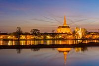Stadsfront van Kampen in de avond