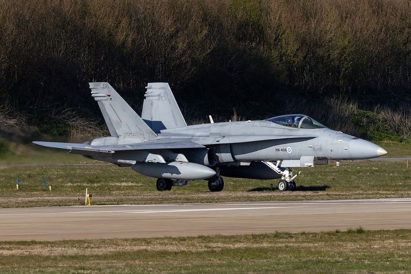 F-18 finlandais en route vers la piste de Leeuwarden. par Harm-Jan Martens