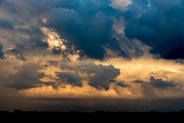 le ciel nuageux au-dessus du paysage colore magnifiquement l'ensemble sur Hans de Waay