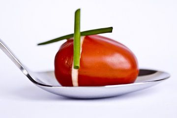 detail van amuse lepel met tomaat en bieslook