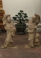 Stenen beelden van Aziatische vrouwen en mannen bij de Wat Pho Boeddha-tempel.2