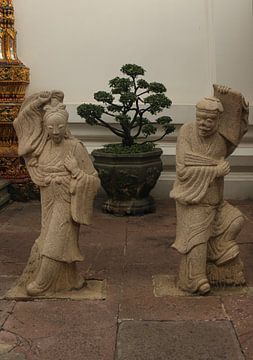 Stenen beelden van Aziatische vrouwen en mannen bij de Wat Pho Boeddha-tempel.2 van kall3bu