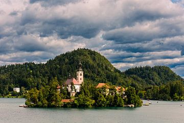 Kerk van Maria Hemelvaart op een eiland in het meer van Bled in Slovenië van Robert Ruidl