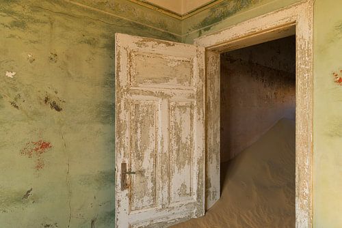 Verlaten huizen in woestijn van Namibië