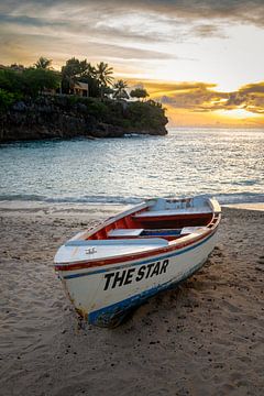 Bootje op het strand in Curaçao
