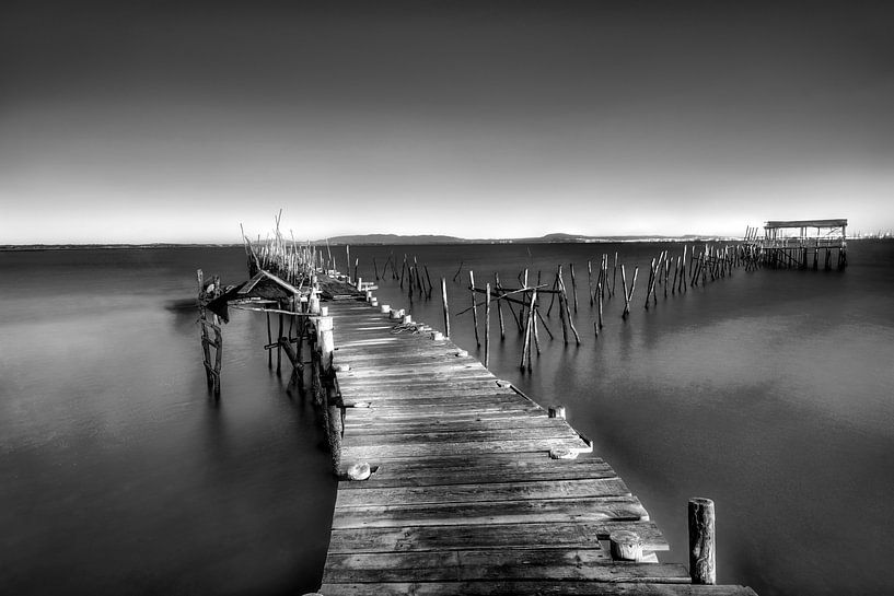 Küstenlandschaft mit Bootssteg in Portugal in schwarzweiss. von Manfred Voss, Schwarz-weiss Fotografie