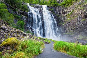  Skjervsfossen Wasserfall in Vossevangen in Norwegen von Evert Jan Luchies