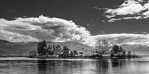 Omaholmen in Schwarz-Weiß, Hardangerfjord, Vestland, Norwegen