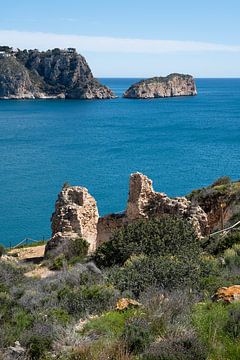 Blaues Meer und Ruinen an der felsigen Küste