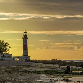 Zonsopgang bij de Itapuã-Vuurtoren in Salvador Bahia Brazil van Castro Sanderson