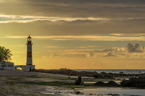 Zonsopgang bij de Itapuã-Vuurtoren in Salvador Bahia Brazil van Castro Sanderson