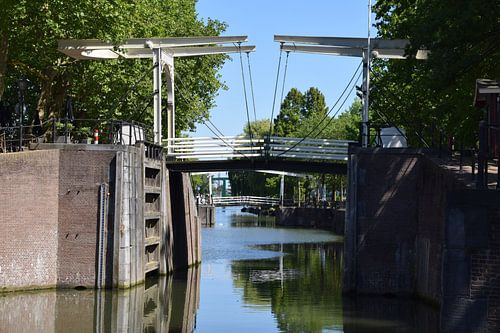 oude houten ophaalbrug in de sluis van Vreeswijk bij Nieuwegein met mooie refelcties in het water