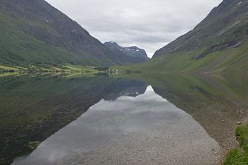 Reflectie in een meer in Noorwegen