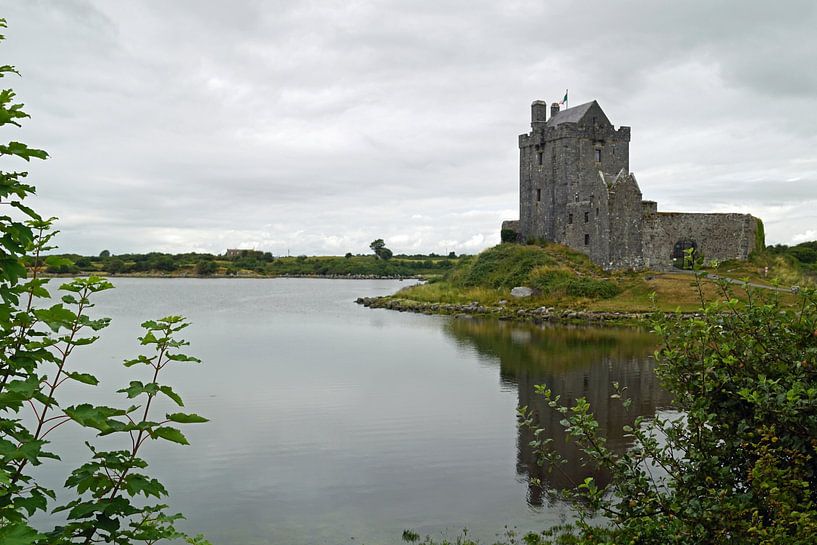 Dunguaire Castle stands near Kinvara in the south of County Galway in Ireland. by Babetts Bildergalerie