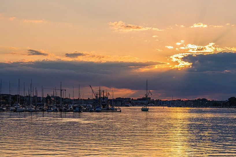 Sonnenuntergang mit Segelbooten im Stadhafen von Rostock von Rico Ködder